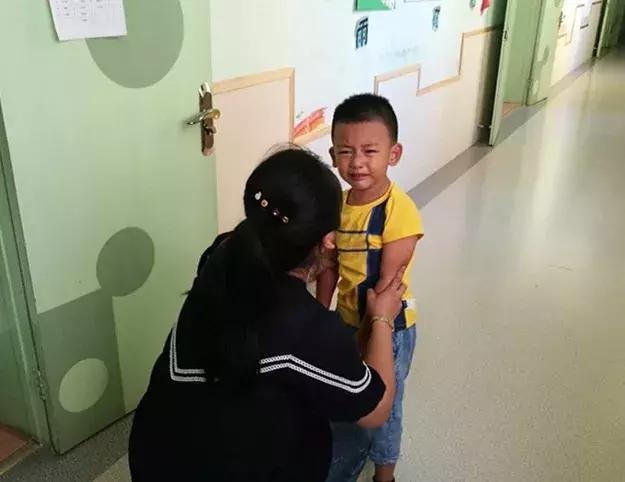 “灾难片”来了！幼儿园开学第一天是这样的，上演各式哭闹，看看老师怎么做