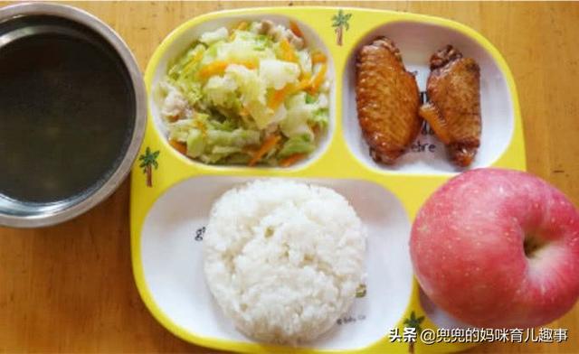 幼儿园一顿几块钱的伙食够给孩子吃吗？老师一张照片让父母放心