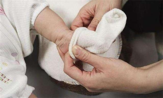婴儿晚上睡觉时需要穿袜子吗？很多人都不了解，宝妈不要错过了