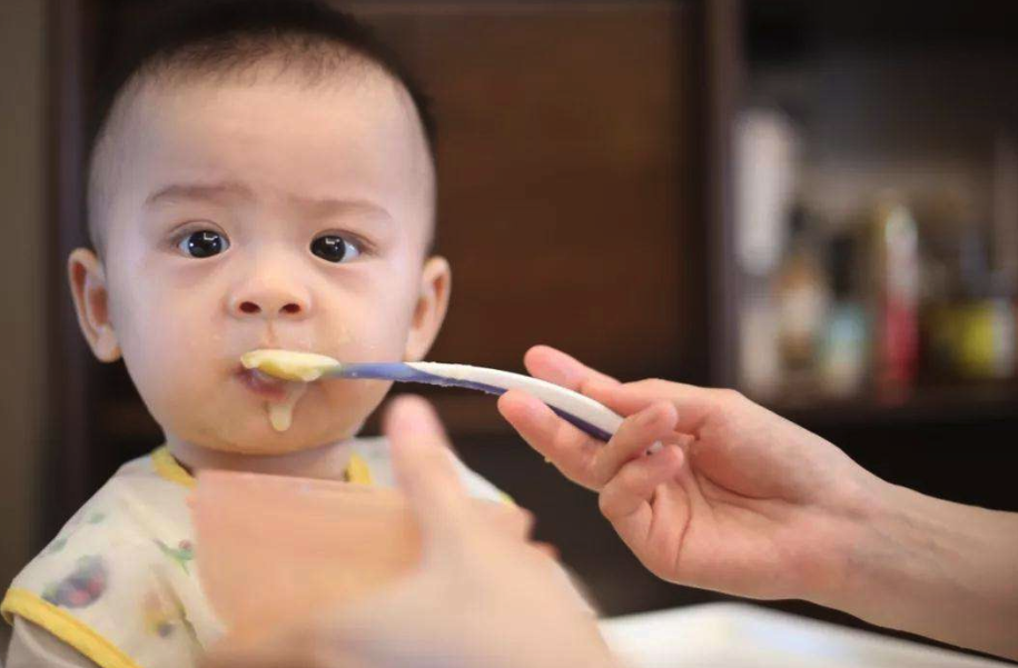 给宝宝喂辅食米粉有时间限制，超过这个时间别喂了，影响孩子发育