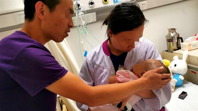 女婴急需25万治疗费，妈妈吃一碗25元的面条，丈夫：你吃得下去？