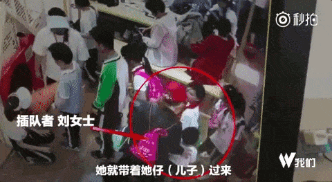 妈妈带孩子插队，9岁女孩劝阻反被打，父母脾气坏孩子毁一生