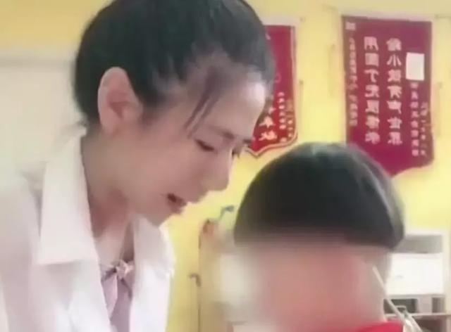 天使在人间！90后美女老师耐心教耳蜗宝宝发音 家长激动跪谢