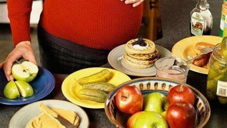 因担心孩子“随爹”，宝妈孕期狂吃葡萄，孩子出生后：抱错了？