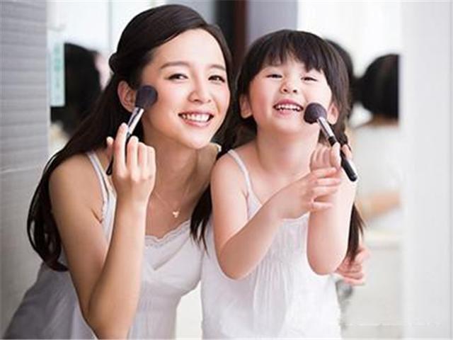小小年纪啥都懂，像个“小大人”，孩子过于成熟并没您想的那么好