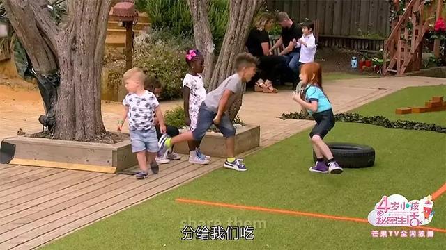 小朋友间抢玩具大人要不要管？这个做法我给100个赞