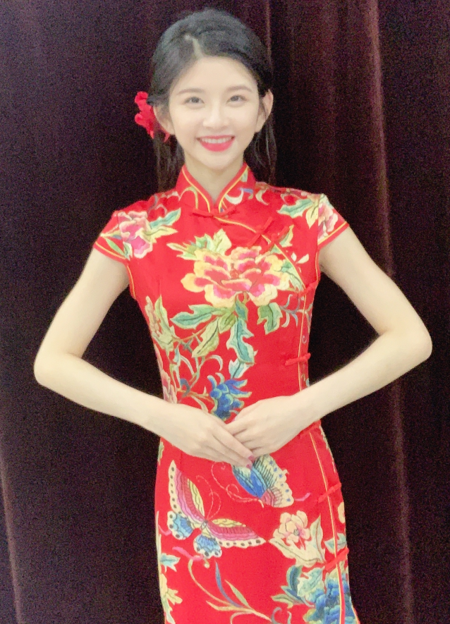 我90斤都不敢尝试的旗袍,也就林思意敢穿,这腰让我羡慕不来!