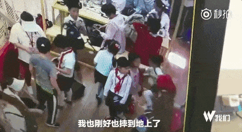 妈妈带孩子插队，9岁女孩劝阻反被打，父母脾气坏孩子毁一生