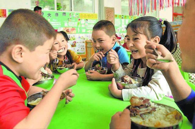 孩子在家吃半碗，去了幼儿园吃两碗，妈妈看了照片后瞬间懂了