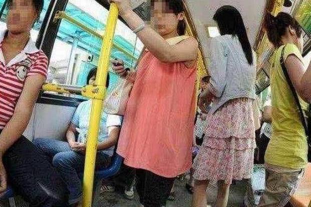 女孩给孕妇让座，却被孩子抢先坐下，随后孩子说的话让人愤怒