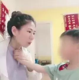 天使在人间！90后美女老师耐心教耳蜗宝宝发音 家长激动跪谢