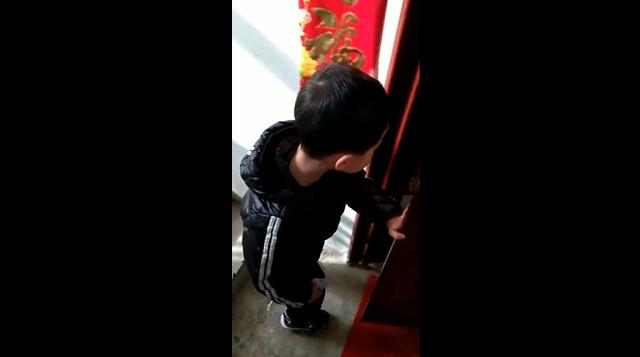 这个小孩很讲究，回家主动换拖鞋，妈妈欣慰，网友：真是好习惯