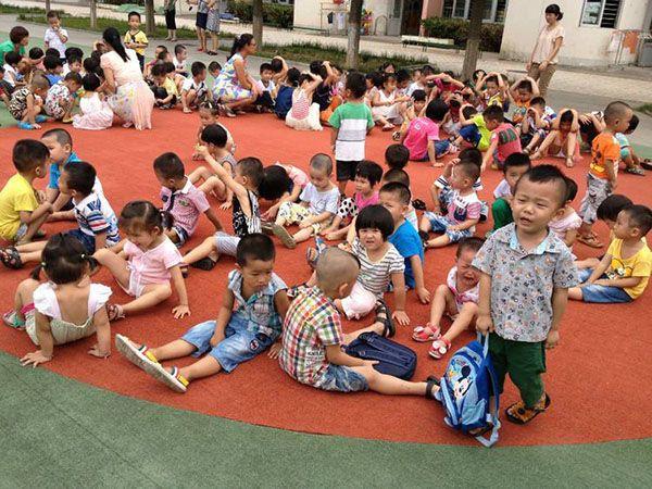 地震演习后，小男孩在操场大哭，幼师安慰后才知暖心原因