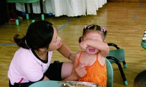 孩子刚上幼儿园却“丢了”金项链，奶奶让老师赔，结果孙子被劝退