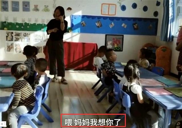 幼儿园第一天，教室里孩子们哭成一片，老师一招全搞定了