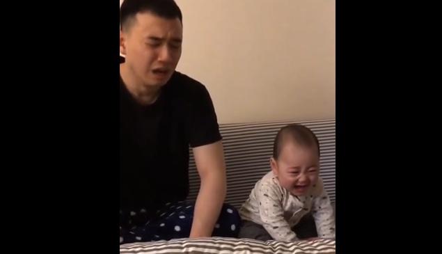 爸爸把宝宝惹哭了，还学宝宝哭了起来，宝宝崩溃了：爸爸怎么了？