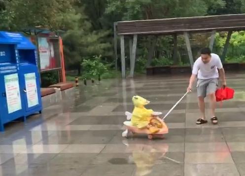奶爸带娃玩“扭扭车漂移”，网友：没有危险时，爸爸是最大的危险
