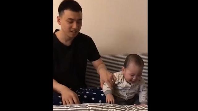 爸爸把宝宝惹哭了，还学宝宝哭了起来，宝宝崩溃了：爸爸怎么了？