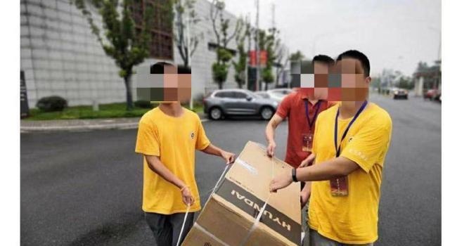 新生开学自带冰箱，学校知道原因后不但不处罚，还买了个更大的