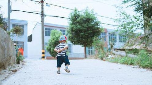 娃娃去爷爷家住了一个月，回来走路都变了样