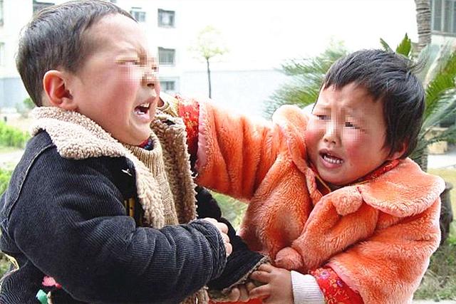 孩子在幼儿园被人打了怎么办？该不该还手？家长们各执一词