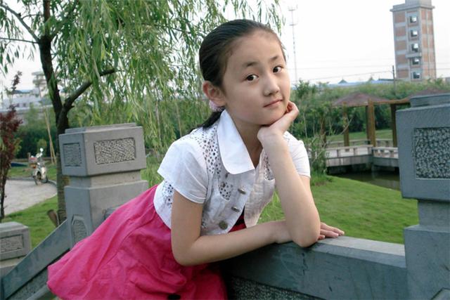 生女儿压力小？多少人30年后才知道，两个女儿不比两个儿子轻松