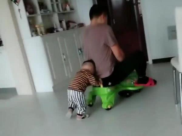 “超会玩奶爸”带双胞胎玩扭扭车，兄弟俩轮流当奶爸的小车夫