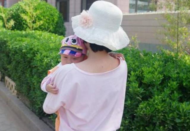 宝宝为什么喜欢扯妈妈的头发？原因主要有3个，妈妈该知道