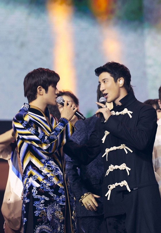 王力宏李治廷罕见同框,台上合唱笑容满面,网友:真不是双胞胎?