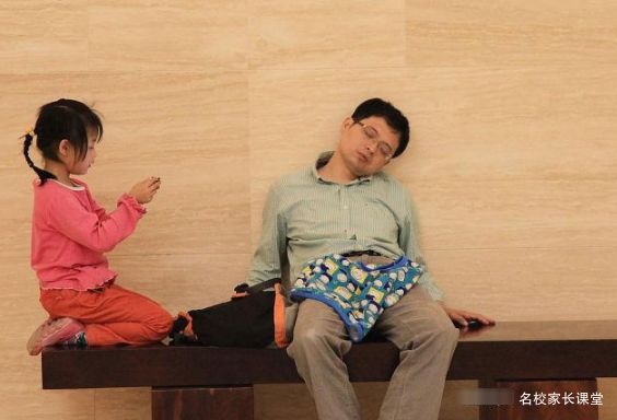 孩子沉迷手机的3个危害，智慧家长提前看，现在还不晚