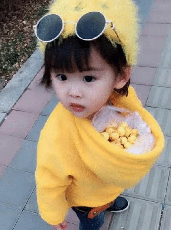 爸爸把女儿的衣服穿反了，妈妈气的摇头，当女儿转身后，妈妈笑喷！