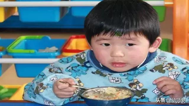 孩子在家不吃饭，在幼儿园能吃两碗多，一张照片让妈妈知道原因