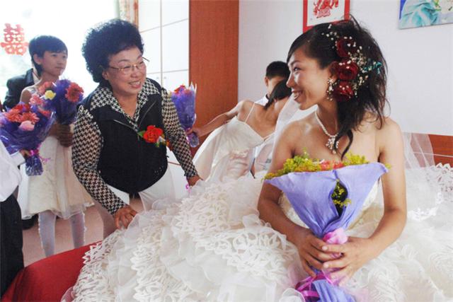生女儿压力小？多少人30年后才知道，两个女儿不比两个儿子轻松