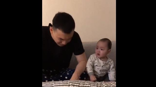 爸爸把宝宝惹哭了，还学宝宝哭了起来，宝宝崩溃了：爸爸怎么了？