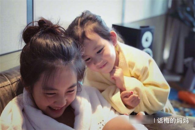二胎妈妈如何照顾两个娃？让大宝照顾二宝时，妈妈也别撒手不管