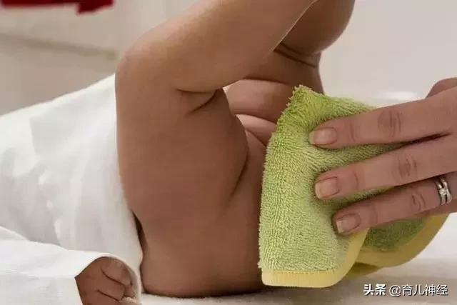 宝宝洗屁屁有“讲究”，不同性别，清洗方式也大不相同