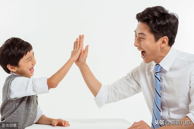 父母应及时放手，让孩子独立做能做的事情，让孩子更好地独立成长