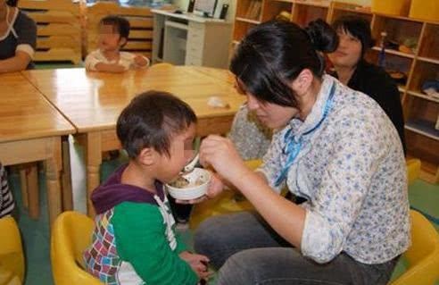 3岁宝宝高烧不退，了解喂养习惯后，医生怒斥：根本不配当妈