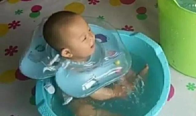 爷爷给双胞胎洗澡，妈妈回家后看见宝宝的样子，直接笑翻了