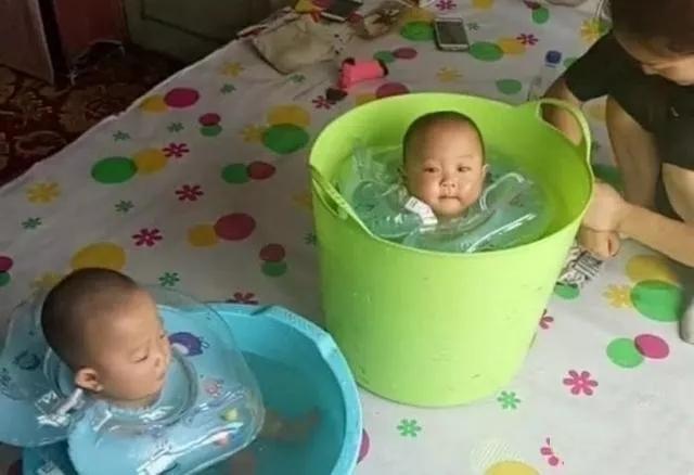 爷爷给双胞胎洗澡，妈妈回家后看见宝宝的样子，直接笑翻了