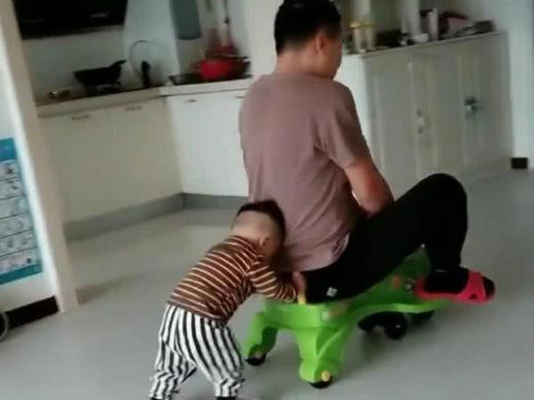 “超会玩奶爸”带双胞胎玩扭扭车，兄弟俩轮流当奶爸的小车夫