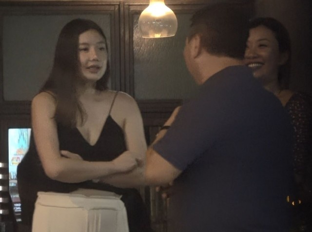 新手妈妈乐基儿和老公抽烟喝酒 就不怕喝酒影响母乳喂养?