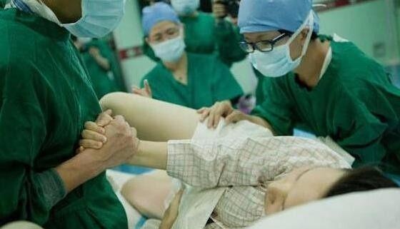 31岁产妇顺产子后, 男医生将手伸进产道, 一旁丈夫还夸做得好