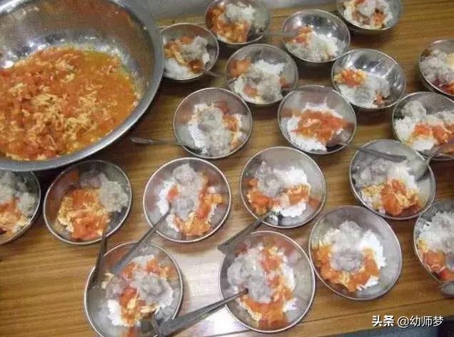 孩子在家不吃饭，在幼儿园能吃两碗多，一张照片让妈妈知道原因