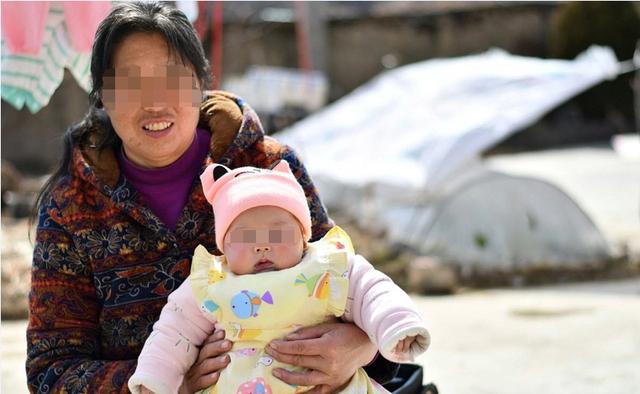 孩子到底和谁最亲？看他的3个评判标准就知道，妈妈不一定是第一