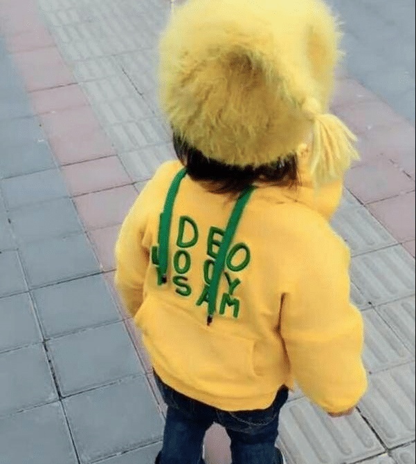 爸爸把女儿的衣服穿反了，妈妈气的摇头，当女儿转身后，妈妈笑喷！