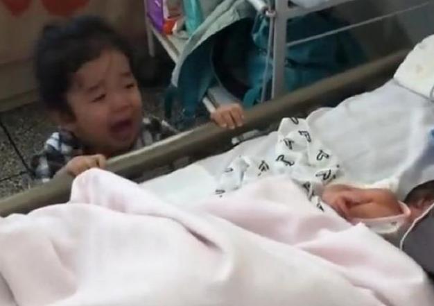 3岁的姐姐，去医院看到刚出生的弟弟，第一反应太令人心疼了