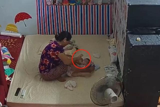保姆偷偷虐打婴儿，猛晃脑袋狠揍屁股，家长看完怒了!