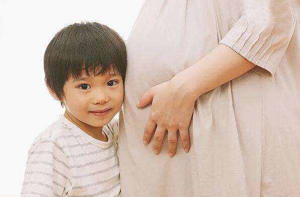 叫你生二胎！叫你生二胎！看完二宝幼儿园账单，宝妈郁闷了