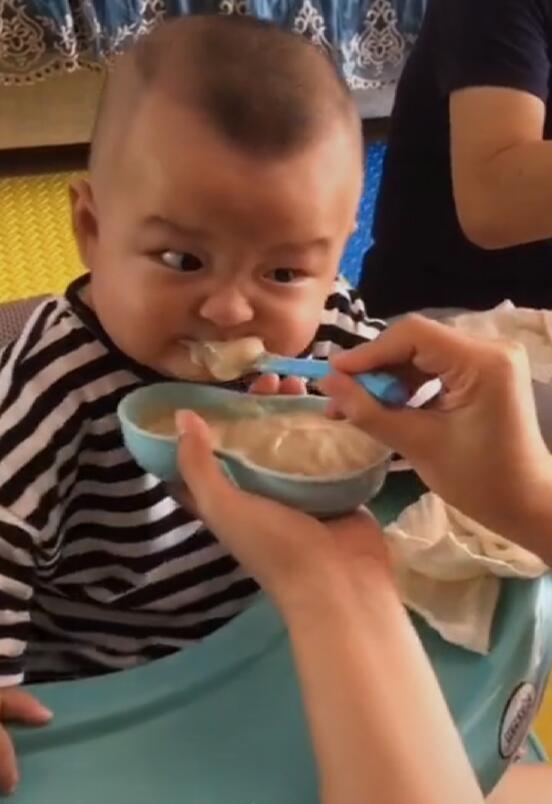 吃米粉走红的萌娃，米粉吃出啃牛腿的气势，这辅食做得真香